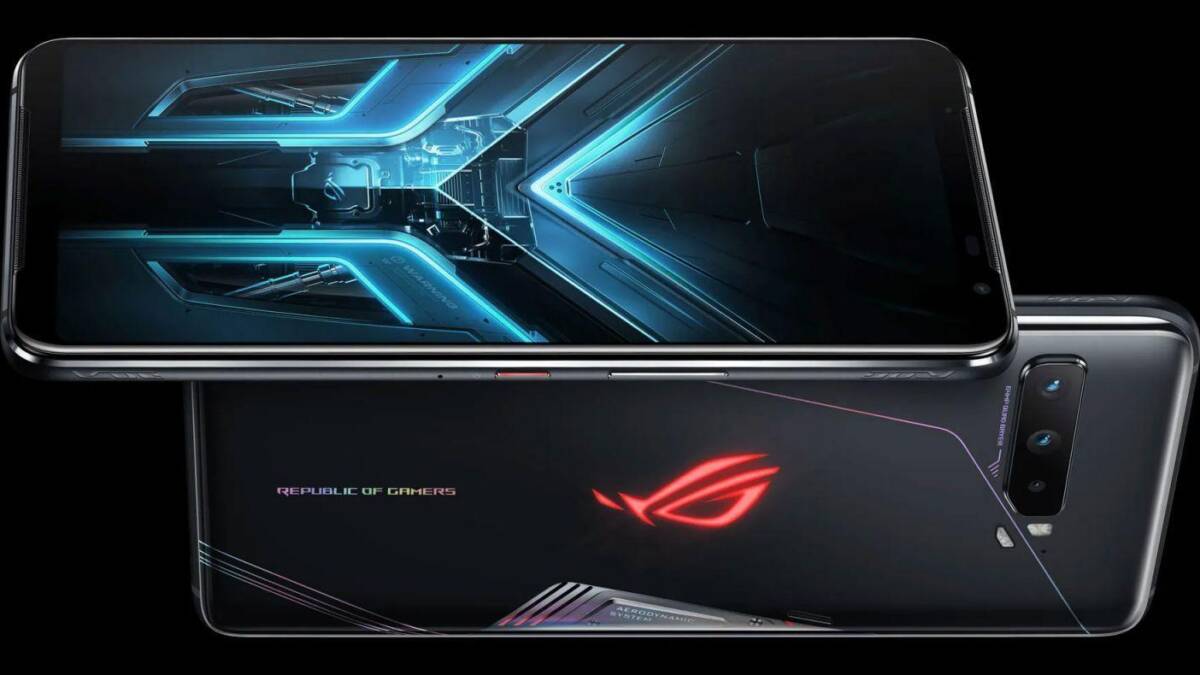 Черная и белая версии ASUS ROG Phone 6 в горизонтальном положении с задней стороны и камерой