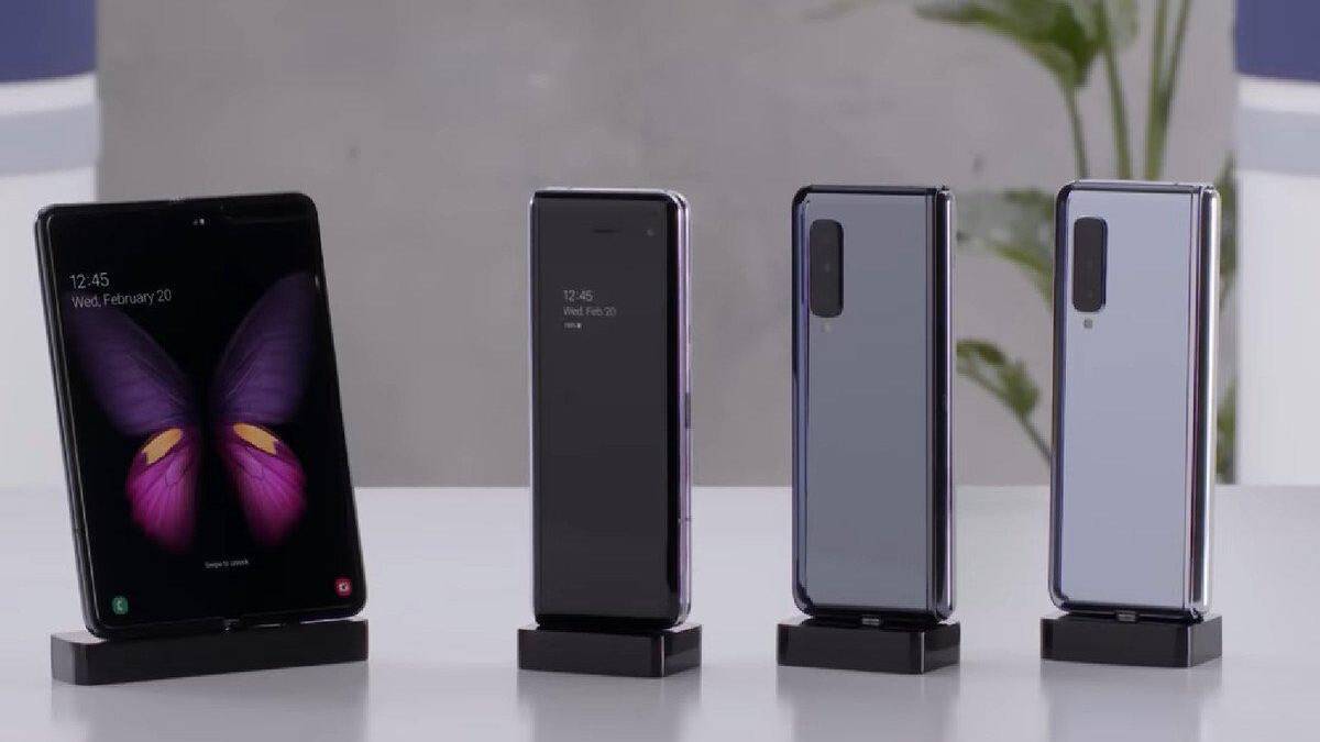 Четыре смартфона Galaxy Fold и Galaxy Z Fold2 на подставках
