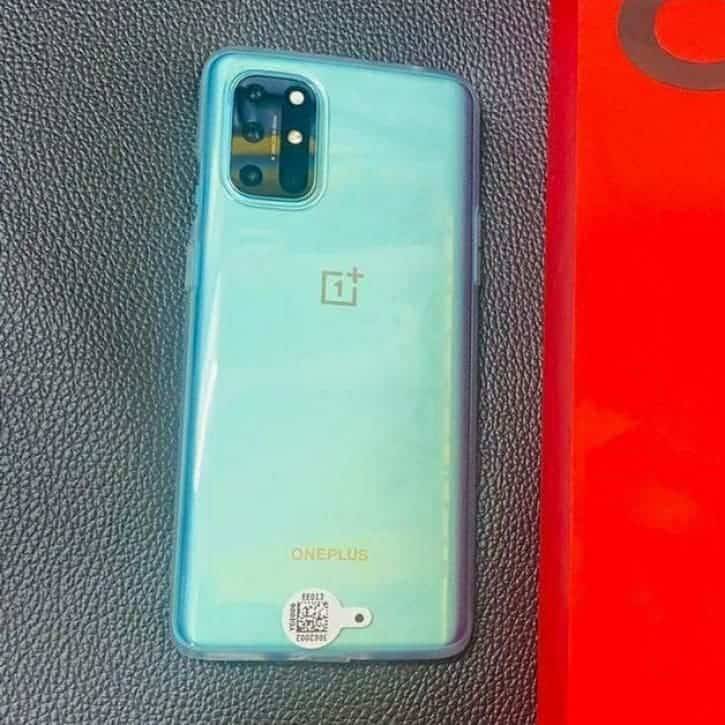 В сеть опубликовали живые фото OnePlus 8T за день до анонса 5 Спикер с микрофоном на сцене во время выступления