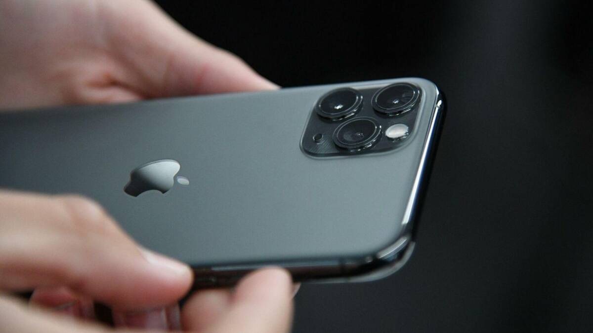 Слухи: Apple iPhone 12 получит сканер отпечатков пальцев сбоку 4 Задняя часть iPhone с тремя камерами и логотипом Apple