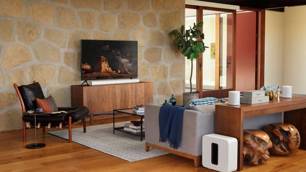 Современная гостиная с телевизором Sonos Five и сабвуфером Sub