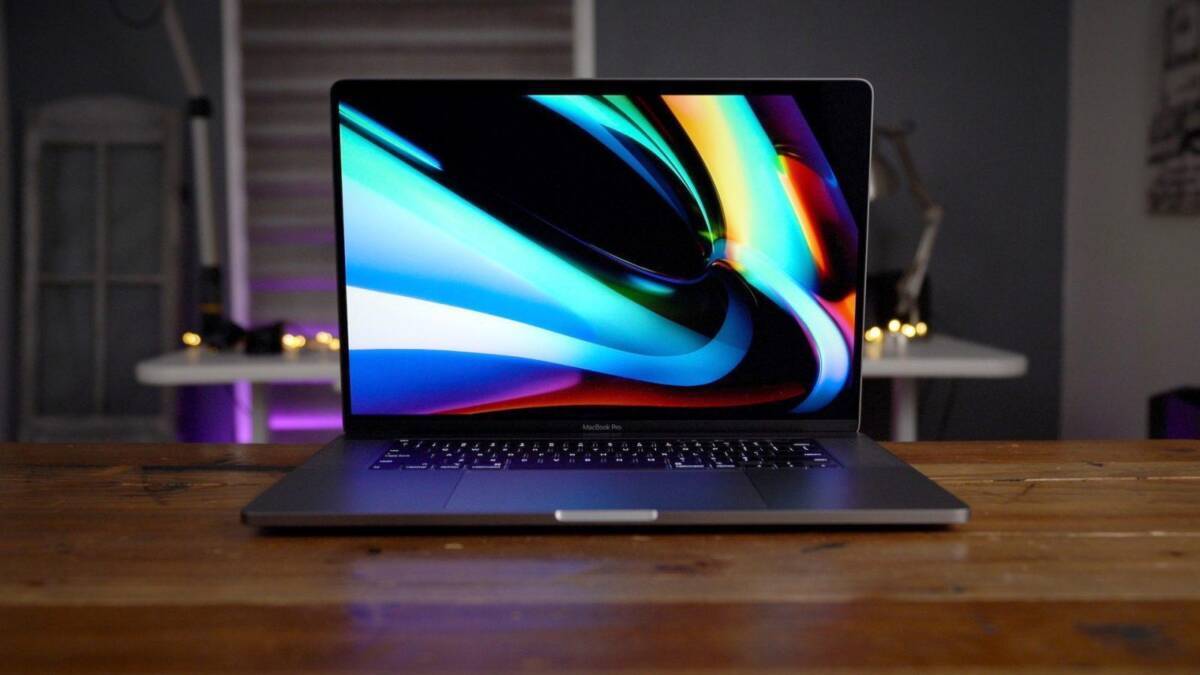 Ноутбук MacBook на деревянном столе с ярким экраном