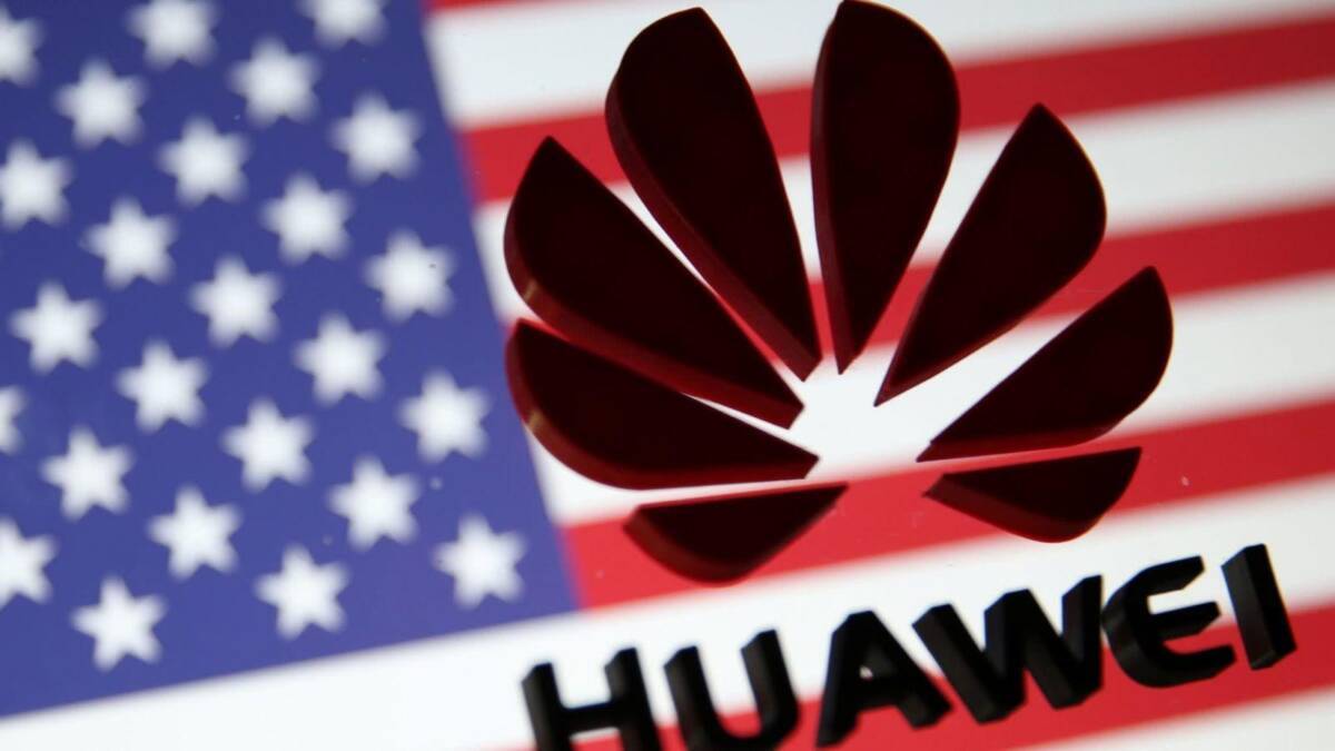 Логотип Huawei на фоне американского флага и текста