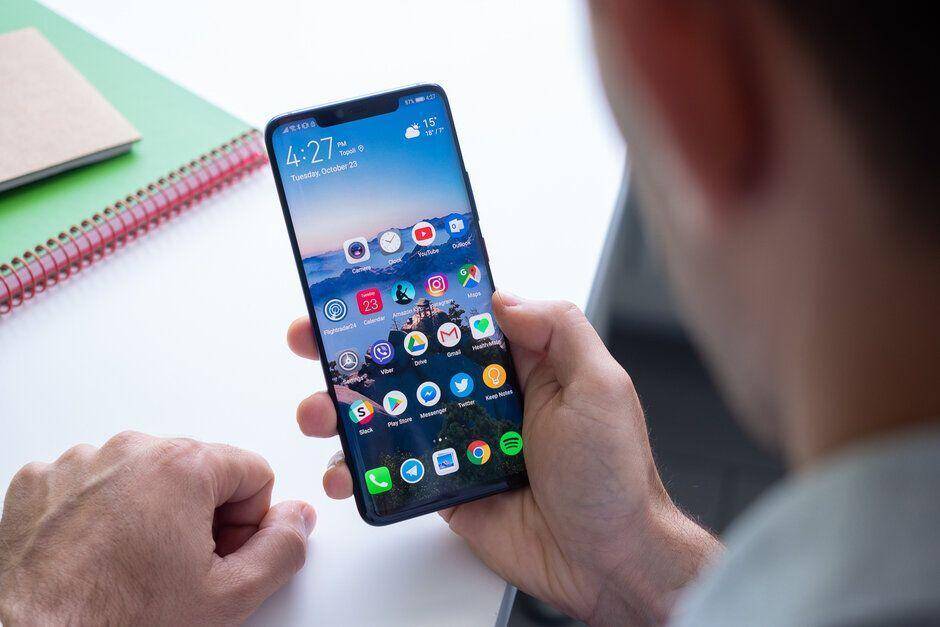 Huawei HarmonyOS впервые появится в устройствах на базе процессора Kirin 9000 6 Человек держит смартфон с приложениями на экране