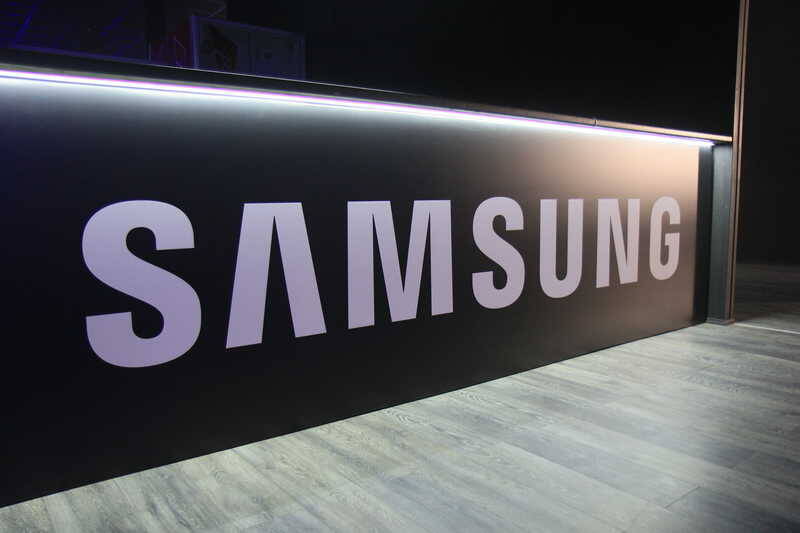 Боковой вид рекламного баннера Samsung без лишних деталей