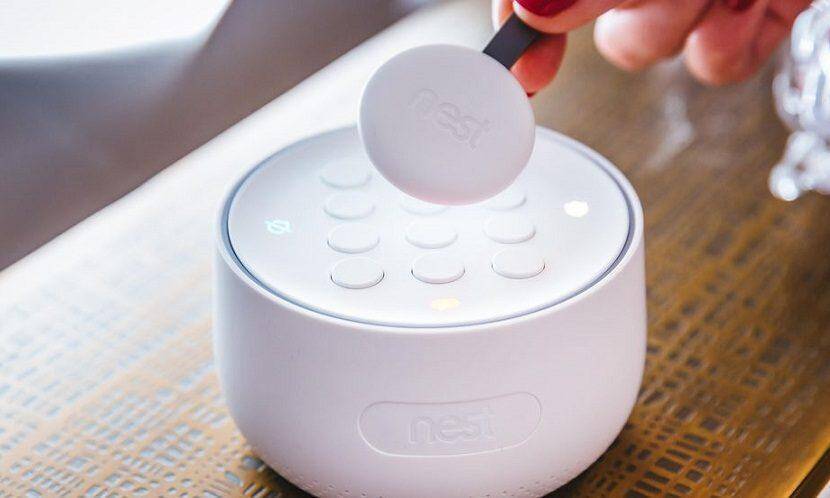 Умная сигнальная система Nest Secure с круглым интерфейсом