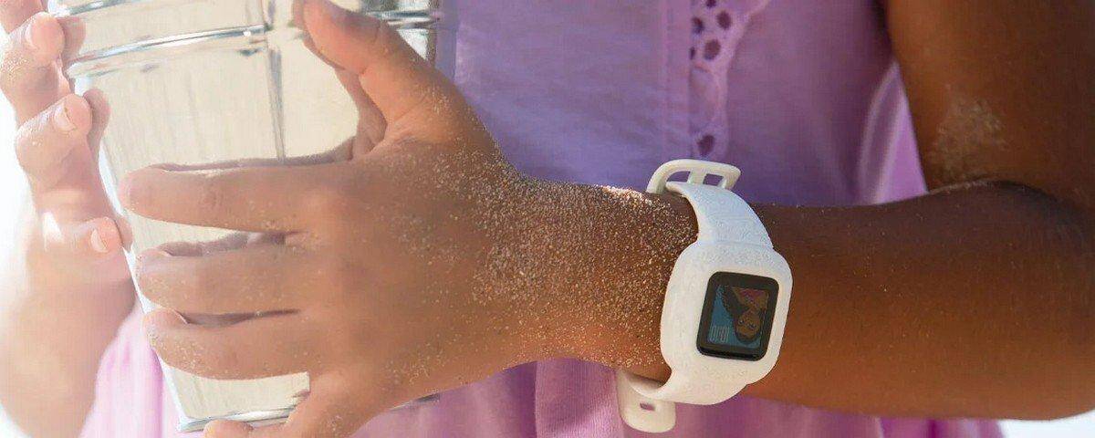 Детские умные часы Garmin с белым ремешком и дисплеем