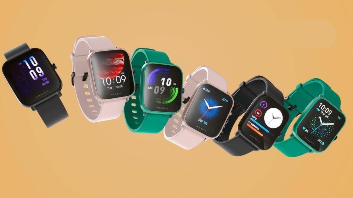 Различные модели умных часов Amazfit Pop на светлом фоне