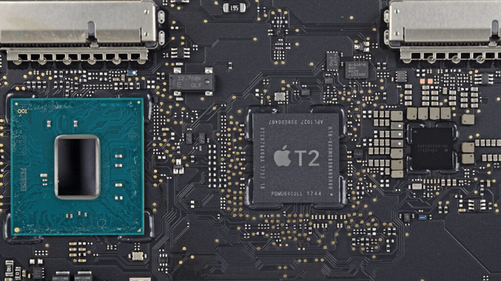 Микросхема Apple T2 на материнской плате ноутбука