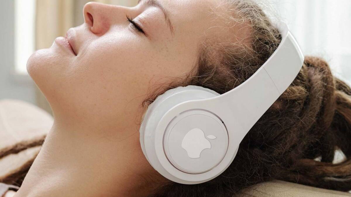 Накладные наушники AirPods Studio представят в двух версиях: спортивная модель будет стоить $350, а премиальная $699 7 Беспроводные наушники AirPods Studio на голове женщины