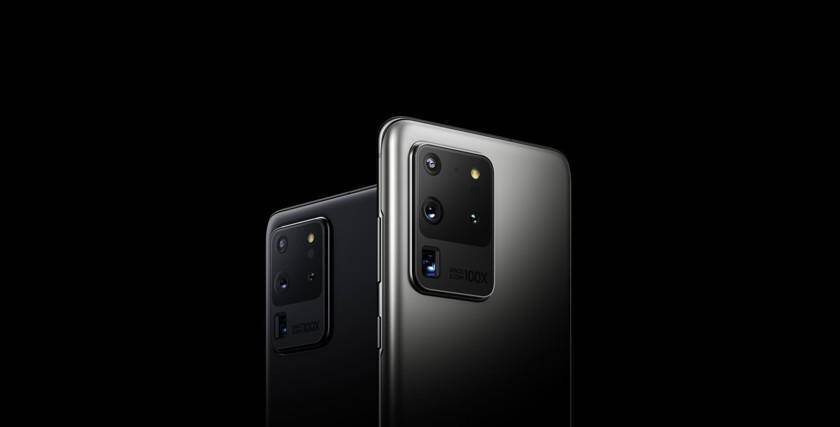 Два смартфона Samsung Galaxy S21 и S21 Ultra с крупными камерами на задней панели