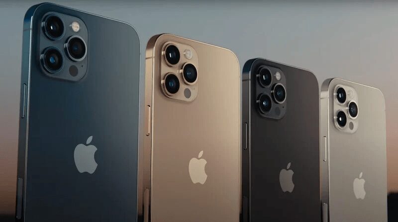 Четыре смартфона iPhone 12 и iPhone 12 Pro в разных цветах с тремя камерами на задней панели