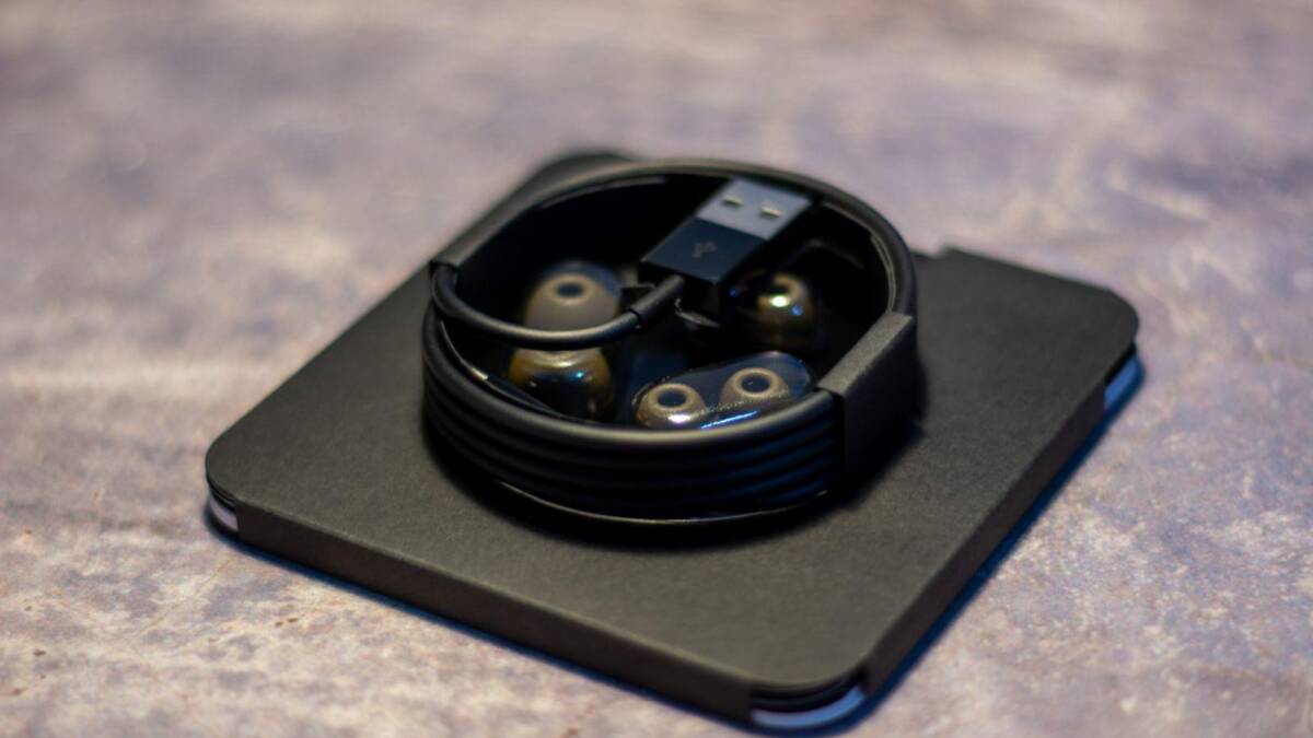 Обзор беспроводных наушников Beats PowerBeats Pro: спорт — это жизнь 21 Амбушюры и чёрный кабель Lightning