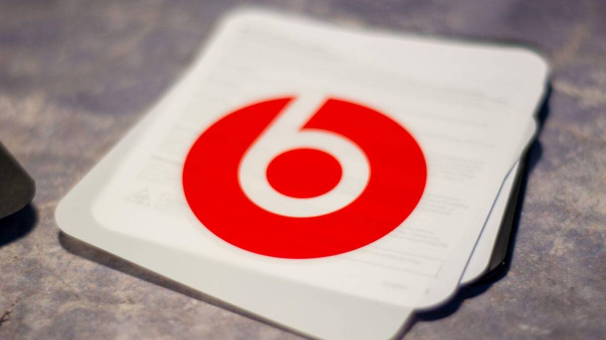 Обзор беспроводных наушников Beats PowerBeats Pro: спорт — это жизнь 20 Наклейка Beats