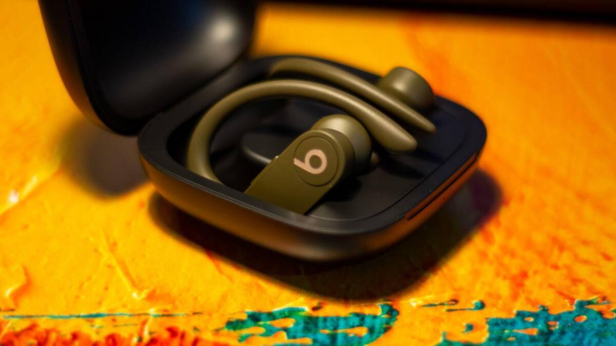 Беспроводные наушники Beats PowerBeats Pro внутри зарядного футляра
