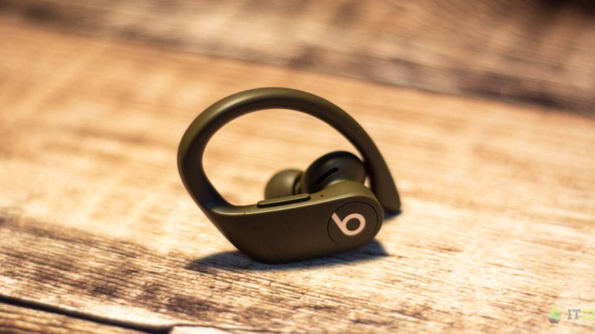 Обзор беспроводных наушников Beats PowerBeats Pro: спорт — это жизнь 28 Логотип Beats на кнопке наушника