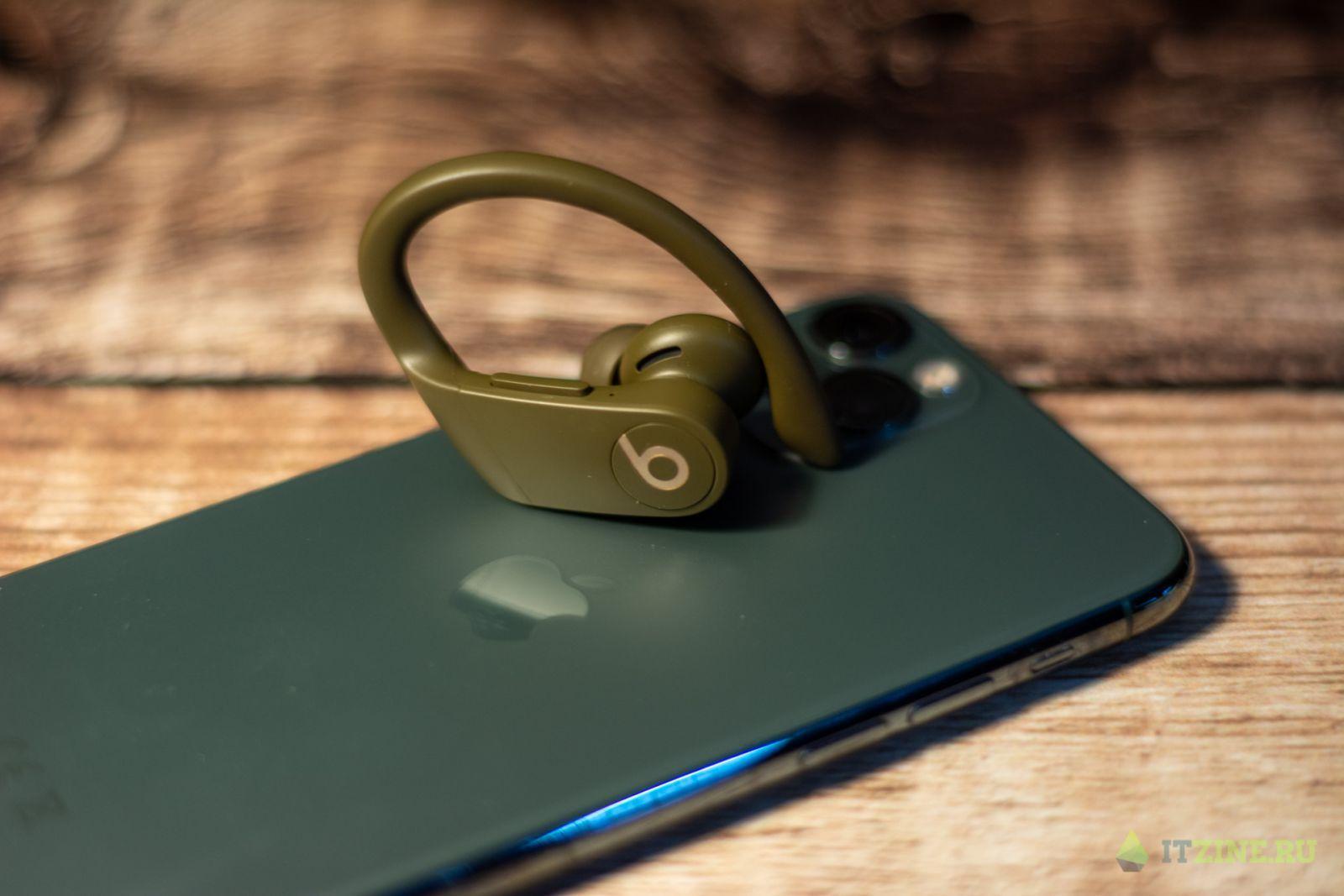 Beats PowerBeats Pro и iPhone 11 Pro