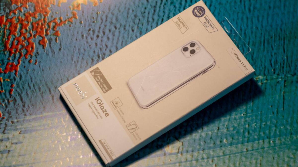 Упаковка для смартфона iPhone 11 Pro на деревянной поверхности