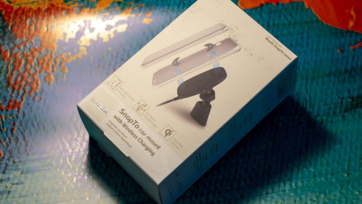 Упаковка складного смартфона Oppo с изображением корпуса