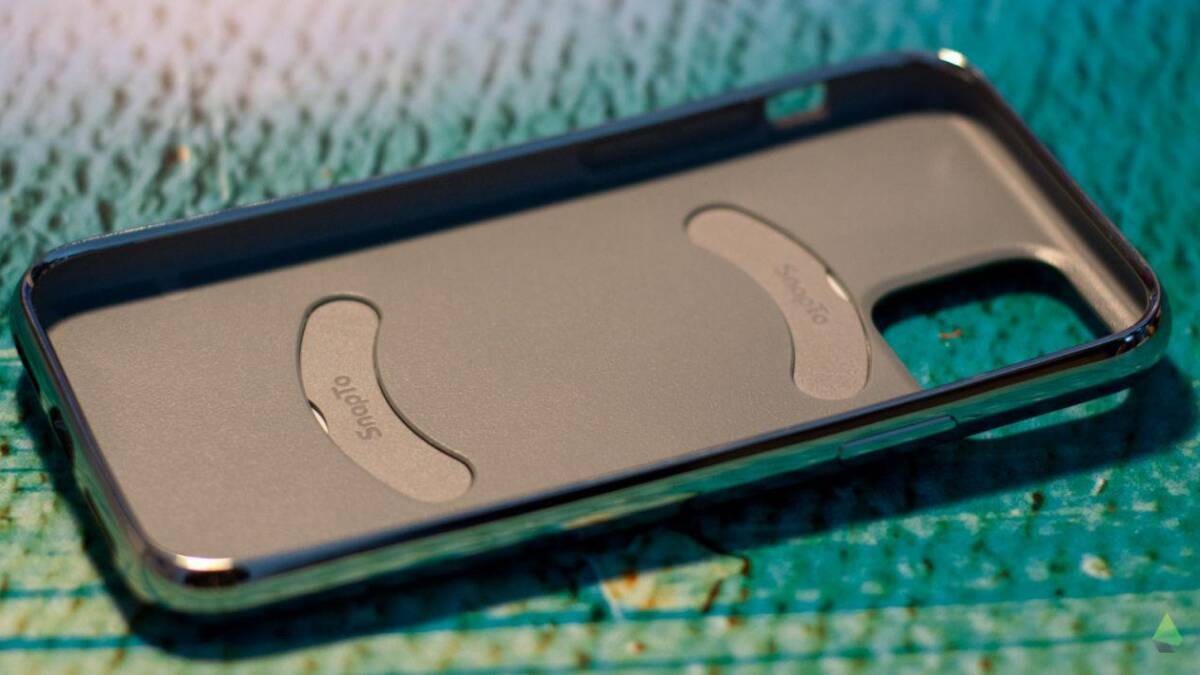 Смартфон OPPO A53 внутри корпуса с металлическим покрытием