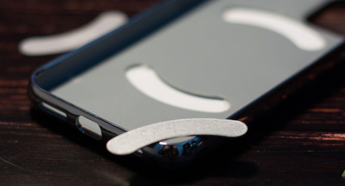 Смартфон OPPO A53 с защитной наклейкой на дисплее