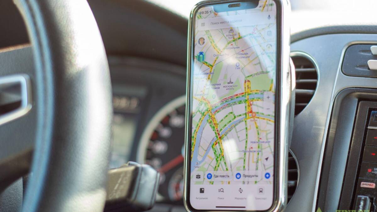Магнитное автомобильное крепление Moshi SnapTo с беспроводной зарядкой на панели автомобиля
