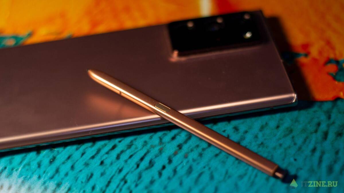 Смартфон Samsung Galaxy Note с пером на фоне