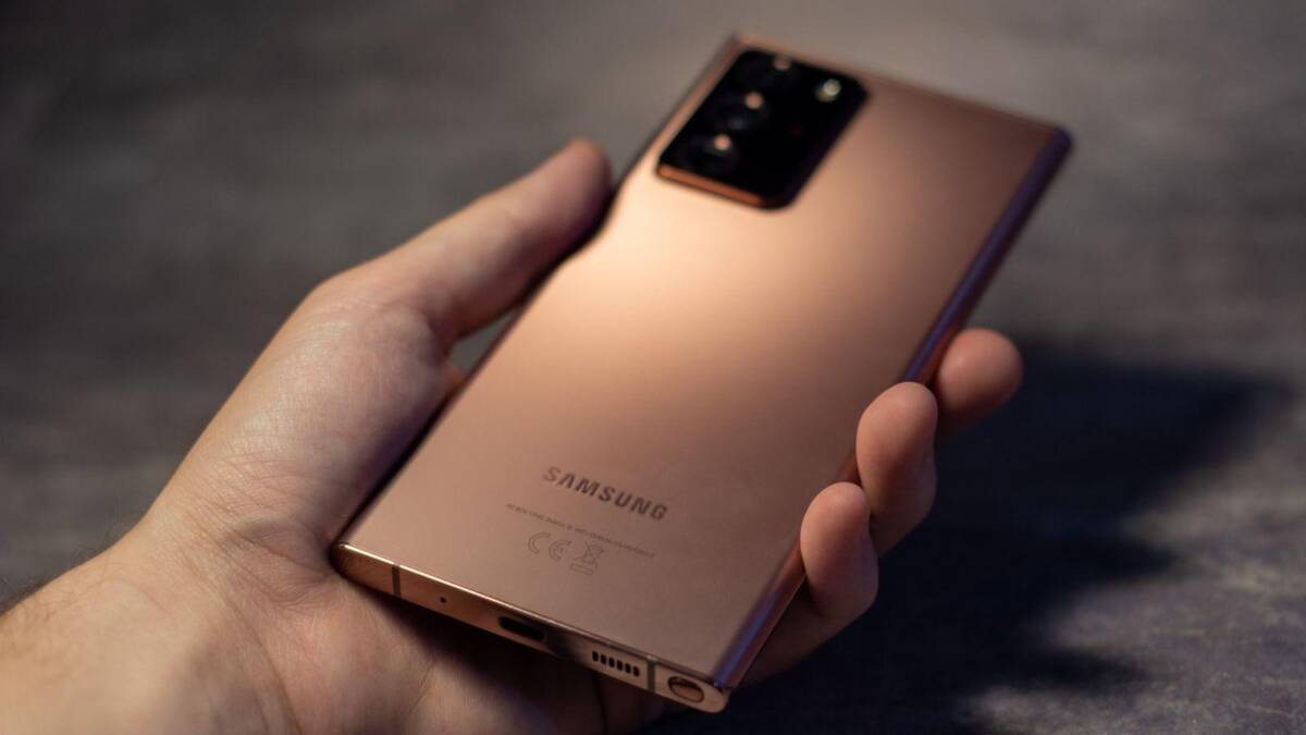 Samsung Galaxy Note20 Ultra в руке