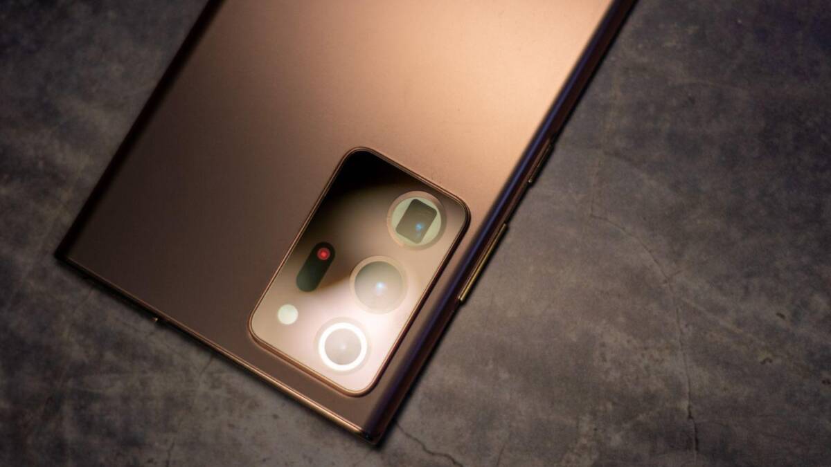 Задняя часть смартфона Samsung Galaxy Note20 с камерами и корпусом