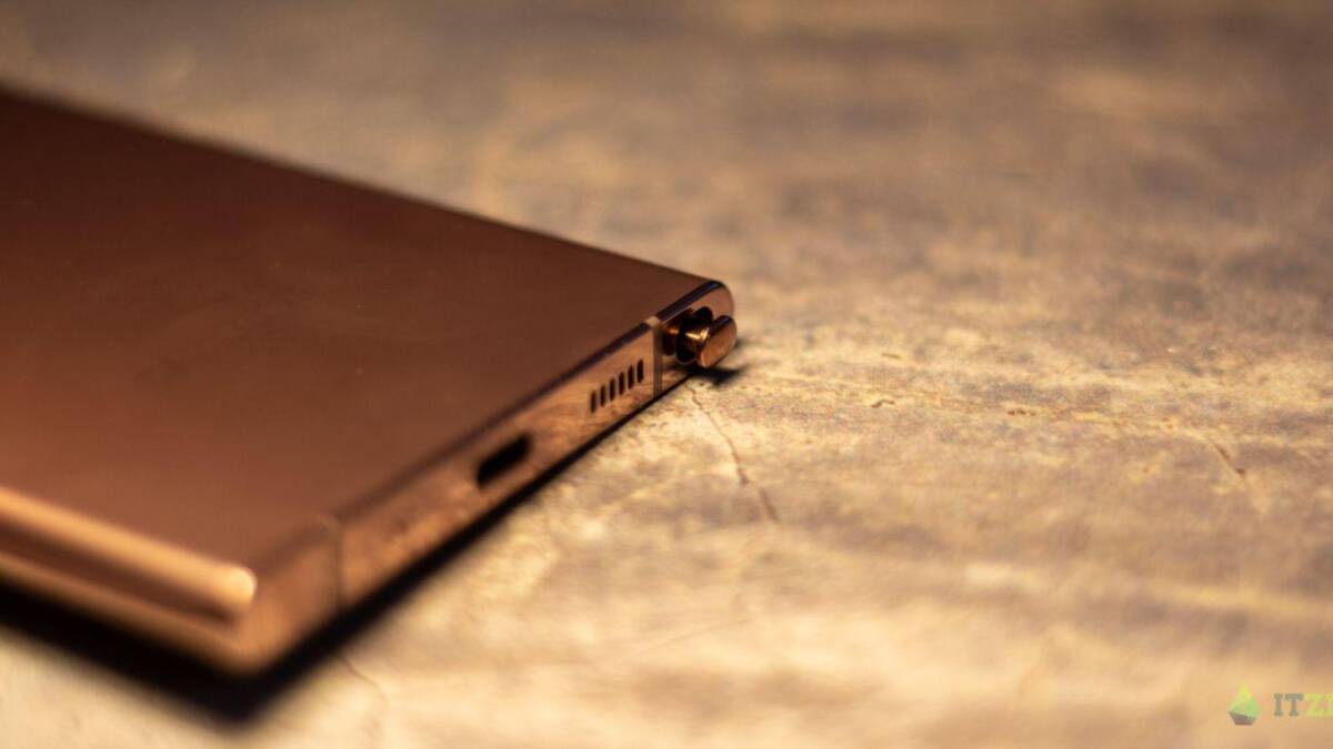 Вид на заднюю панель Samsung Galaxy Note20 Ultra с зарядным портом и отверстиями для динамика