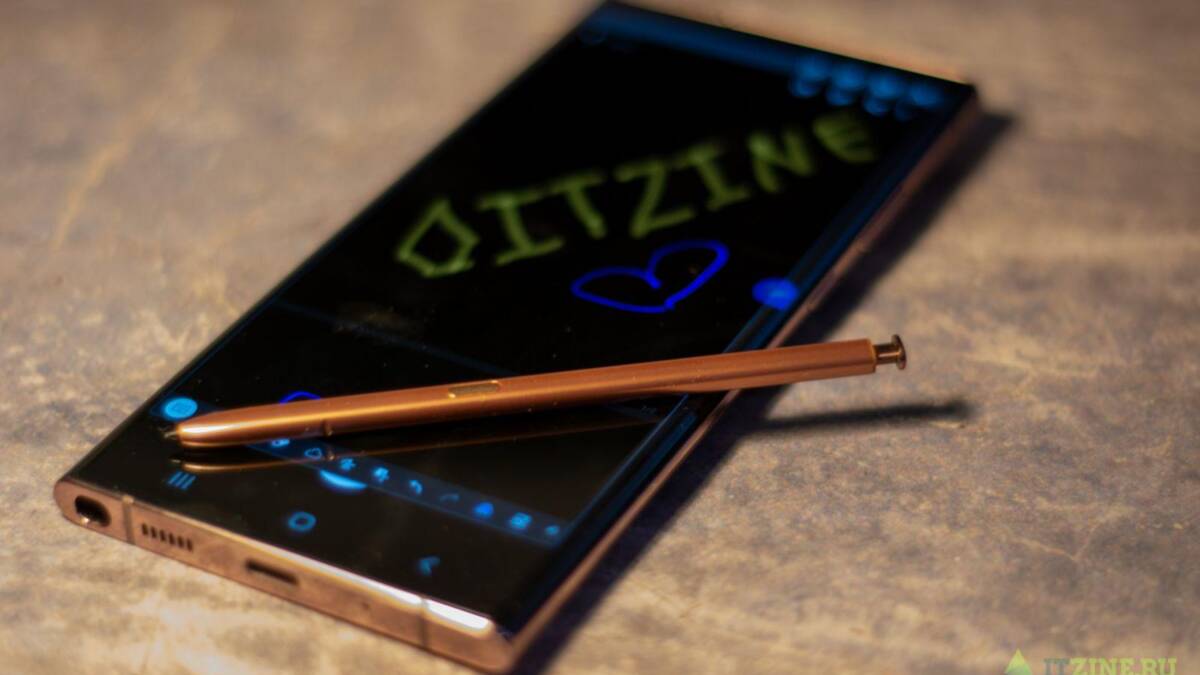 Смартфон Samsung с цифровым перьевым стилусом на экране