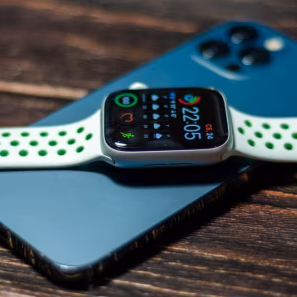 iPhone 12 Pro и Apple Watch series 6