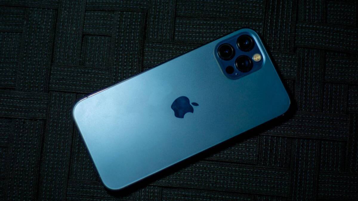 Задняя панель iPhone 12 Pro с тремя камерами и логотипом Apple