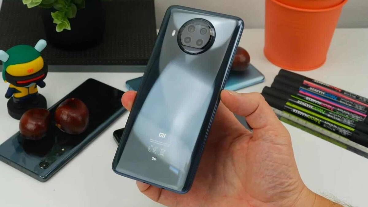 Тесты Xiaomi Mi 10T Lite показали, что новый Snapdragon 750G не хуже 765G 9 Обратная сторона смартфона POCO X3 NFC в руке