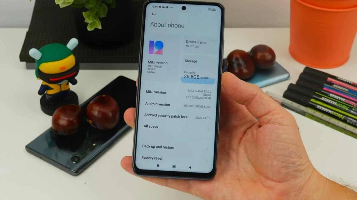 Тесты Xiaomi Mi 10T Lite показали, что новый Snapdragon 750G не хуже 765G 8 Рука держит смартфон POCO X3 NFC с отображением настроек о системе