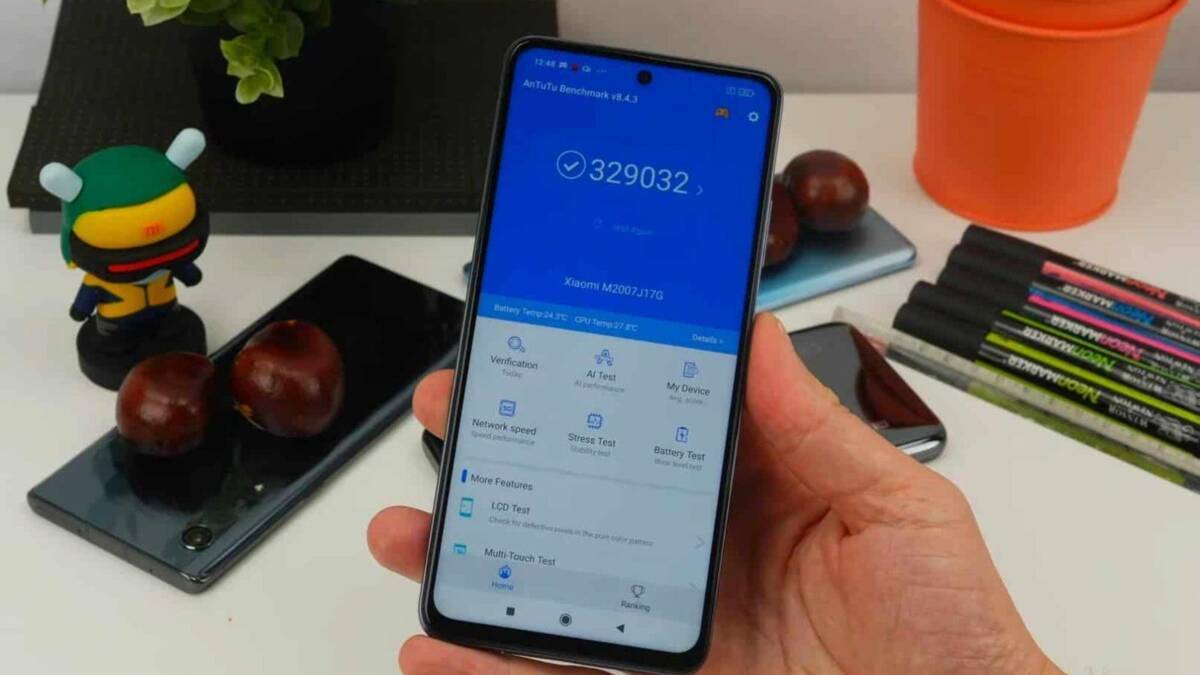 Тесты Xiaomi Mi 10T Lite показали, что новый Snapdragon 750G не хуже 765G 7 Рука держит смартфон POCO X3 NFC на рабочем столе