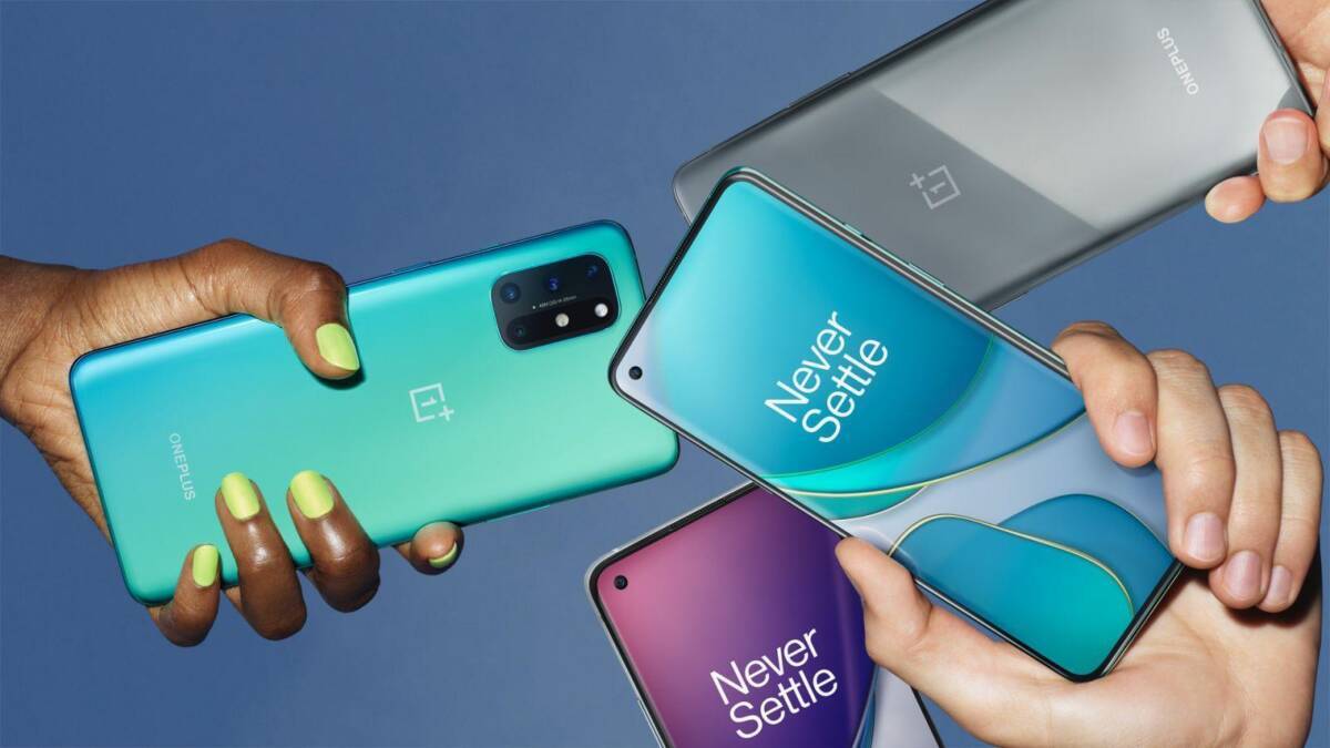 Рука держит смартфон OnePlus 8T 5G с цветным корпусом и тремя камерами сзади