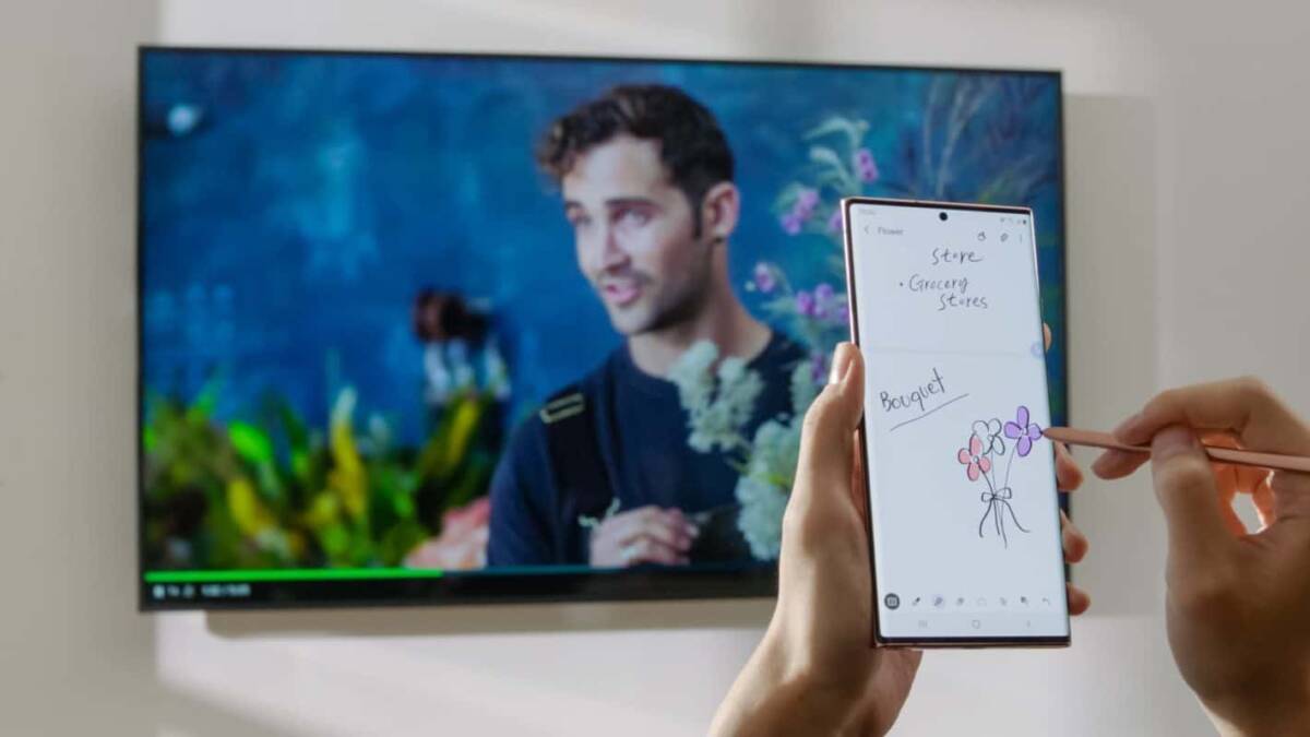 Человек рисует цветы на Samsung Galaxy Note20 Ultra