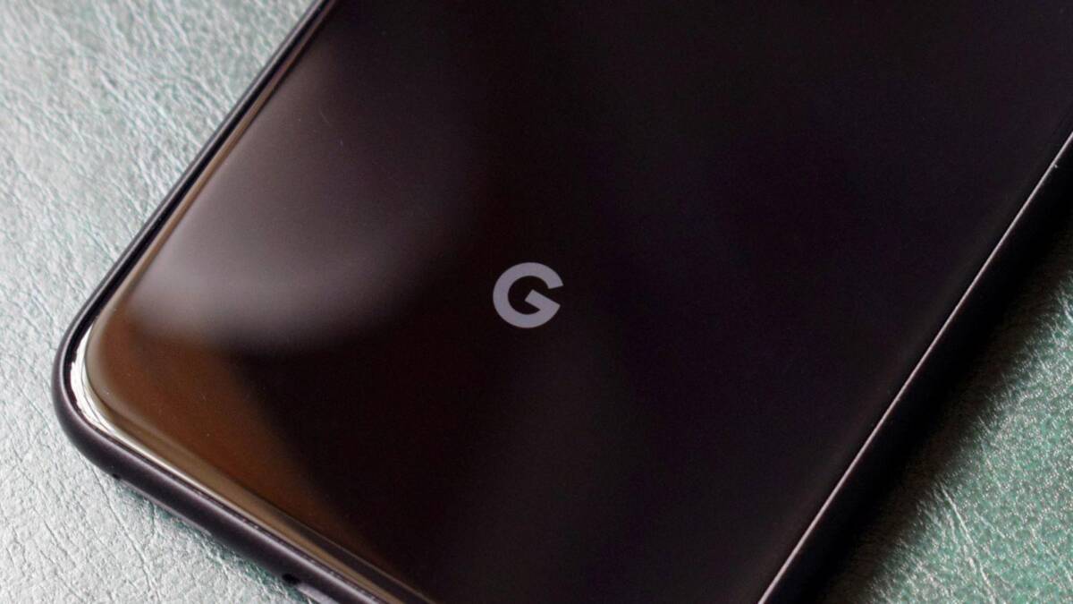 Задняя панель смартфона Google Pixel 5 с логотипом G