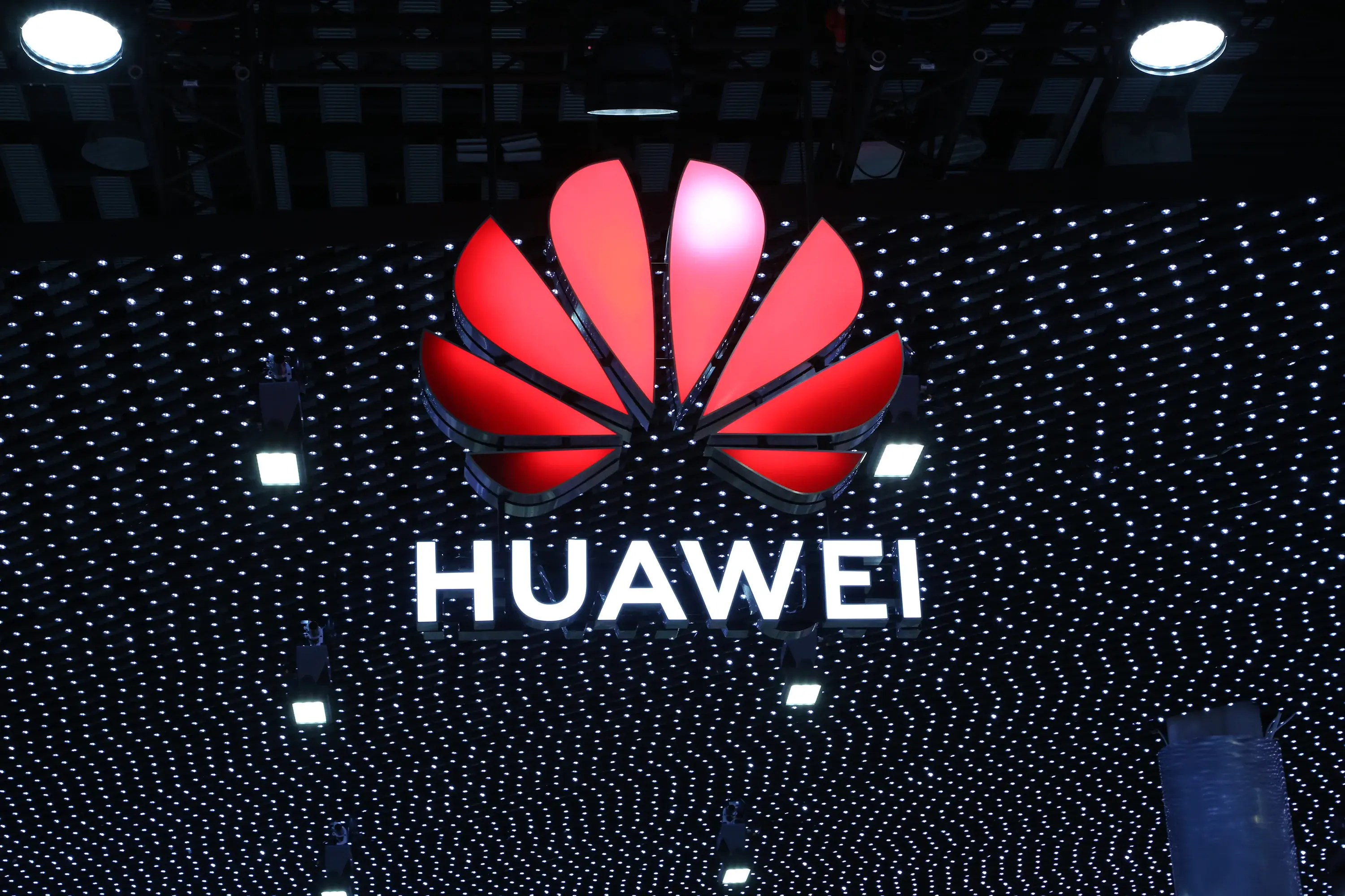 США разрешает компаниям поставлять чипы для Huawei, но только не 5G 3 Huawei Logo MWC 2019
