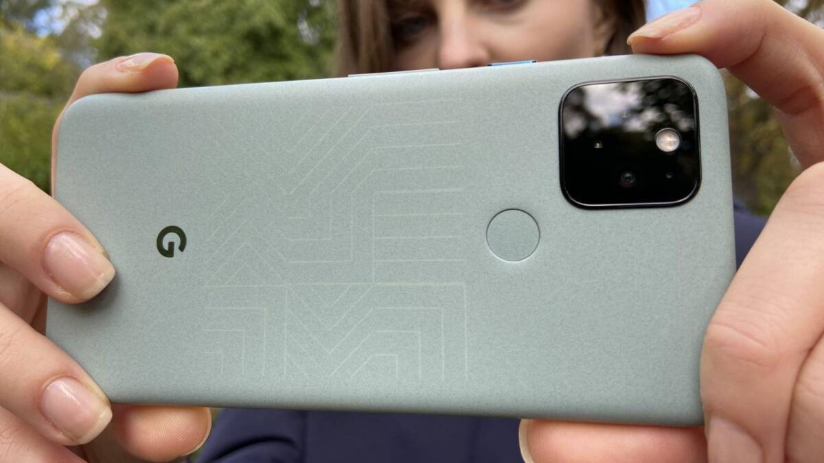 Google Pixel 5 занял 15 место в рейтинге камер DxOMark 5 Человек держит смартфон Google Pixel 5 крупным планом