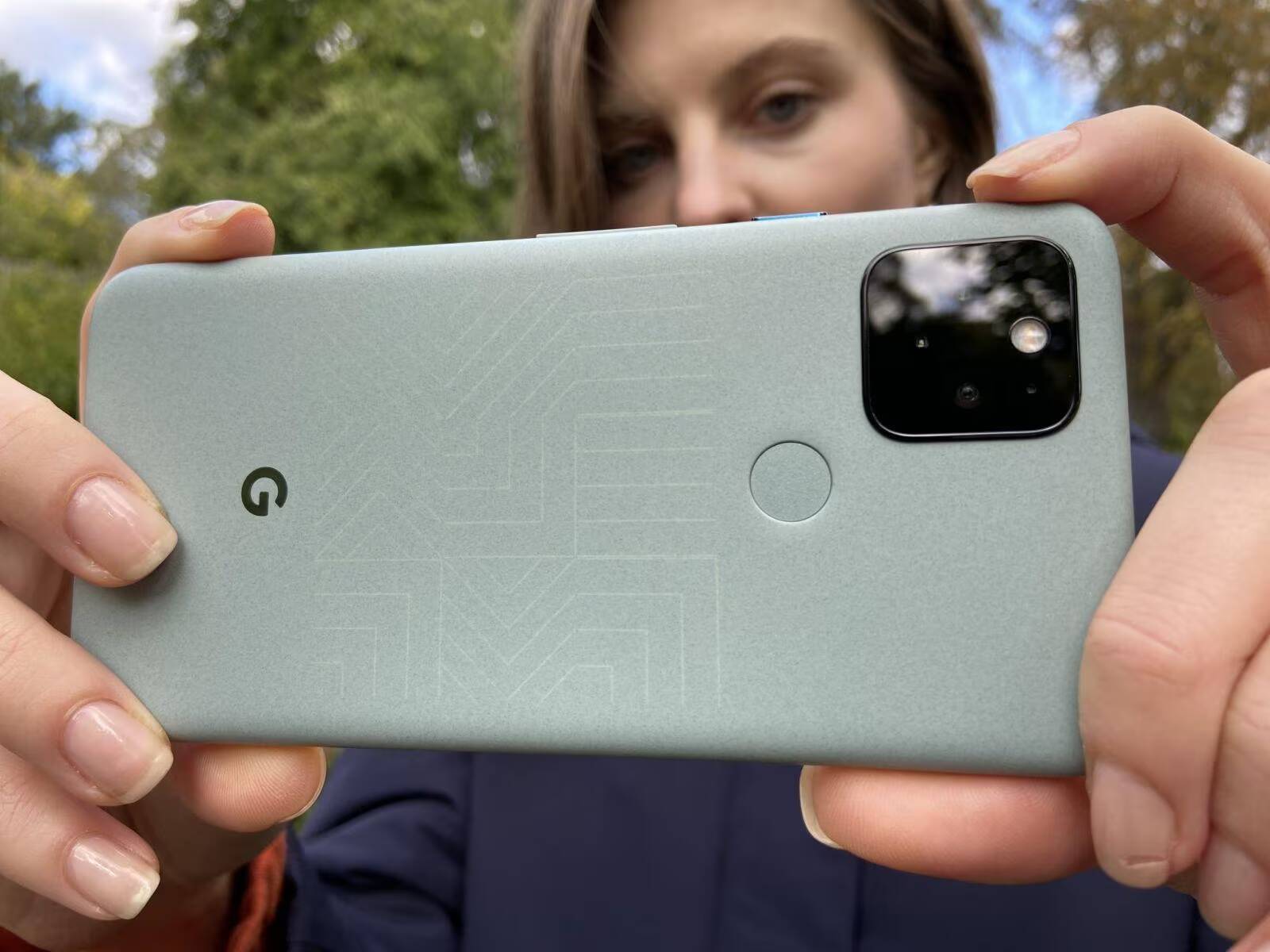 Человек держит смартфон Google Pixel 5 крупным планом