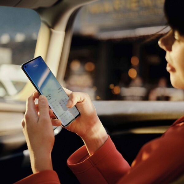 M 05 Reno4 Pro 人物场景图Lifesyle scenario image 阳光屏Sun screen RGB Globle Final20200520 1 scaled 1