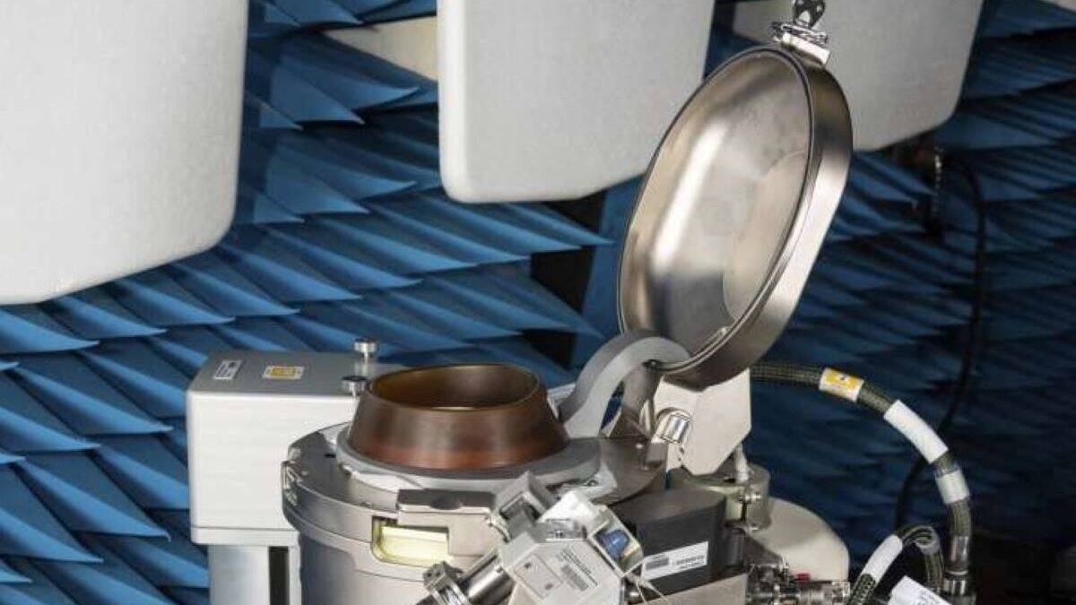 Космический унитаз NASA с открытым крышкой и внутренней частью