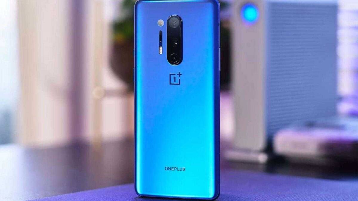 OnePlus 8 и 8 Pro начали получать Android 11 6 Задняя панель OnePlus 8 с тремя камерами и логотипом
