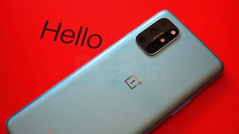 Задняя панель OnePlus 9 с четырьмя камерами на светлом фоне