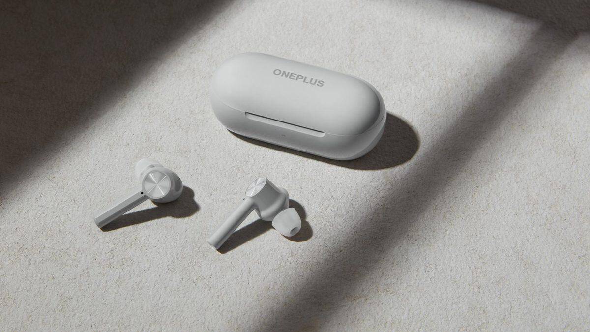 Беспроводные наушники OnePlus Buds Z и футляр на светлом фоне