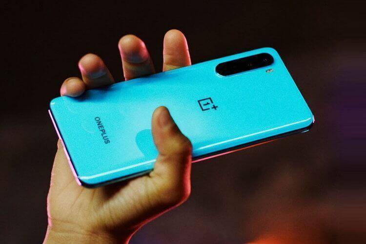 Лучшие дешевые Android-смартфоны 2020 года 19 Смартфон OnePlus на руке сзади и тремя камерами