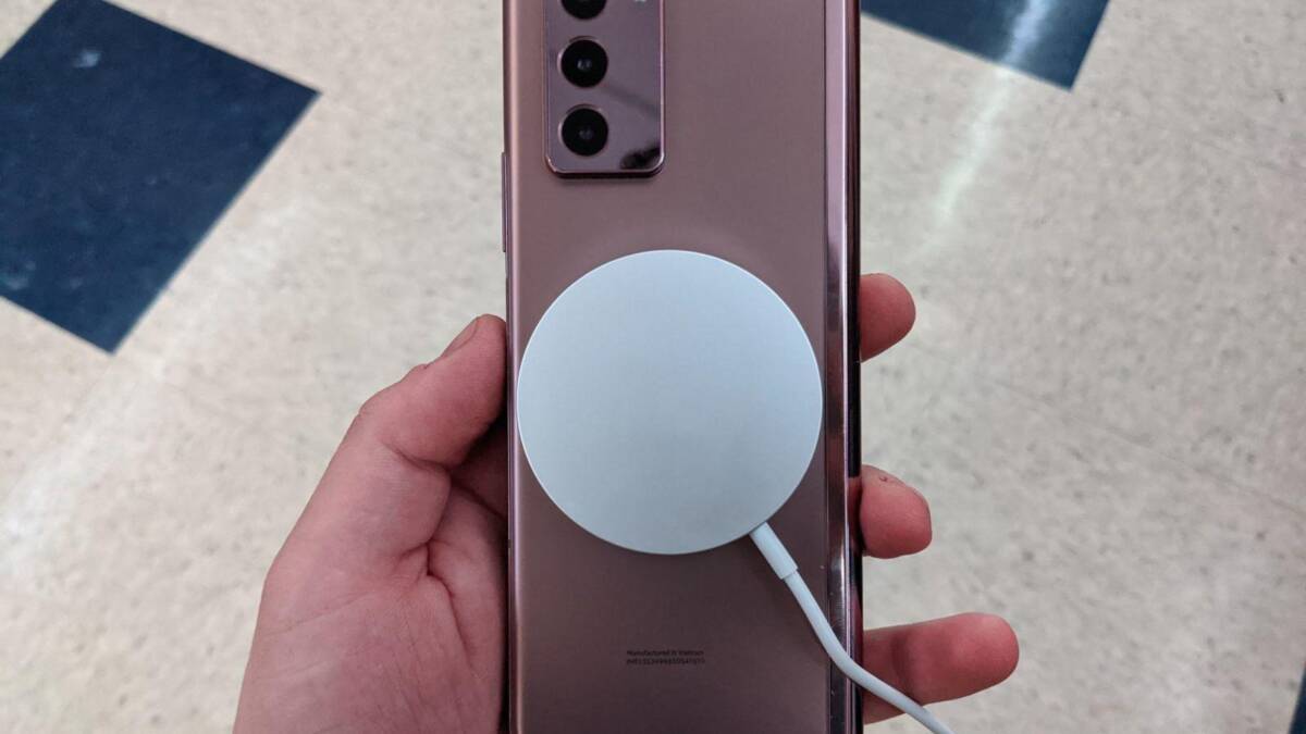 Новое зарядное устройство Apple MagSafe работает на Samsung Galaxy Z Fold 2 5 Зарядное устройство MagSafe прикреплено к задней панели Samsung Galaxy Z Fold 2