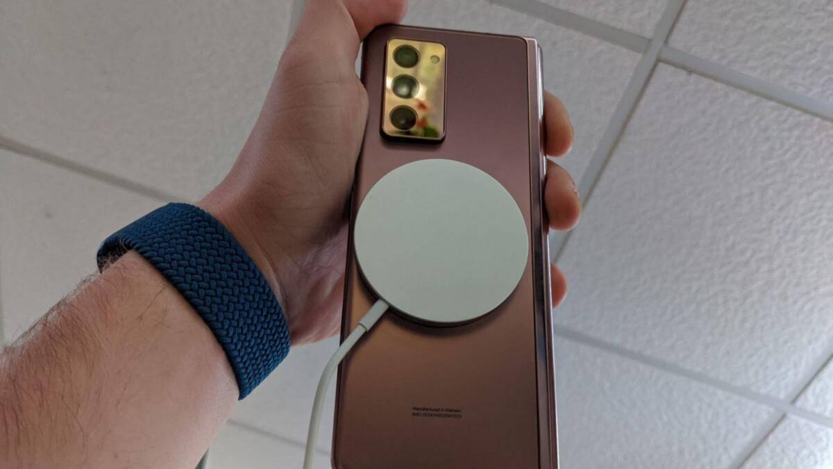 Новое зарядное устройство Apple MagSafe работает на Samsung Galaxy Z Fold 2 6 Задняя сторона Samsung Galaxy Z Fold 2 с беспроводной зарядкой MagSafe